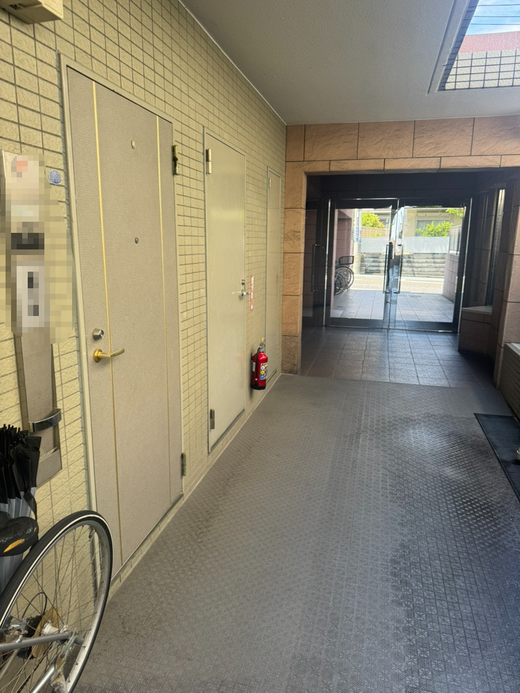 【共用廊下】エントランス階が2階となりますので、ワンフロア分のみ階段で上がります。