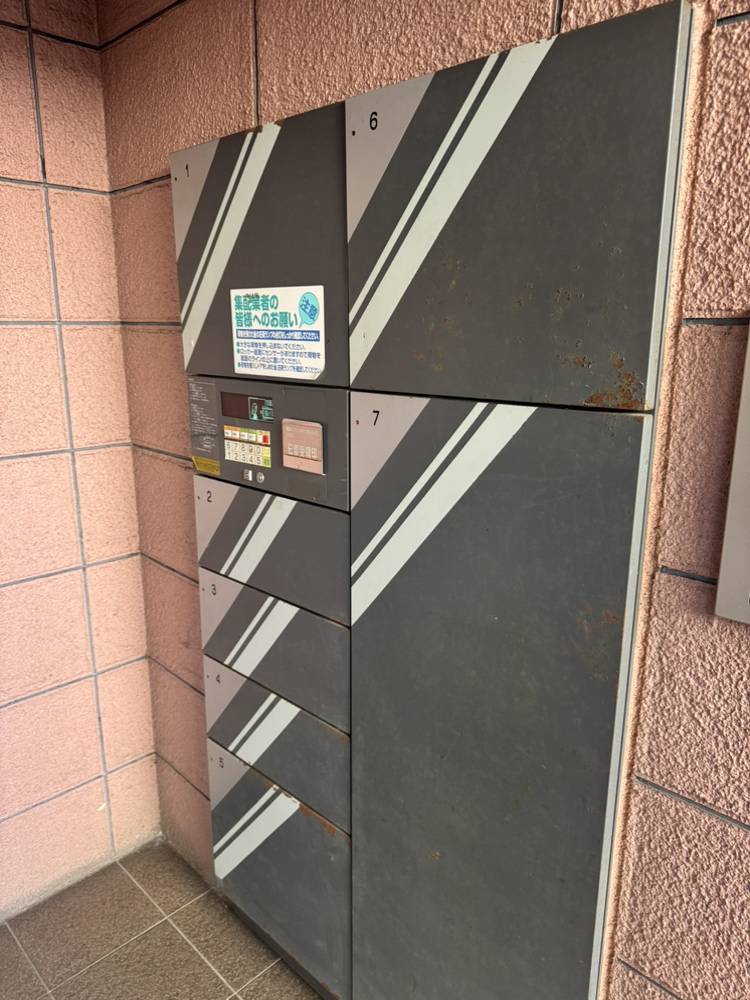【宅配ボックス】不在時でも荷物を受け取ることができ、再配達の手間も省けます。いつでも気軽にインターネットショッピングを楽しめそうです。