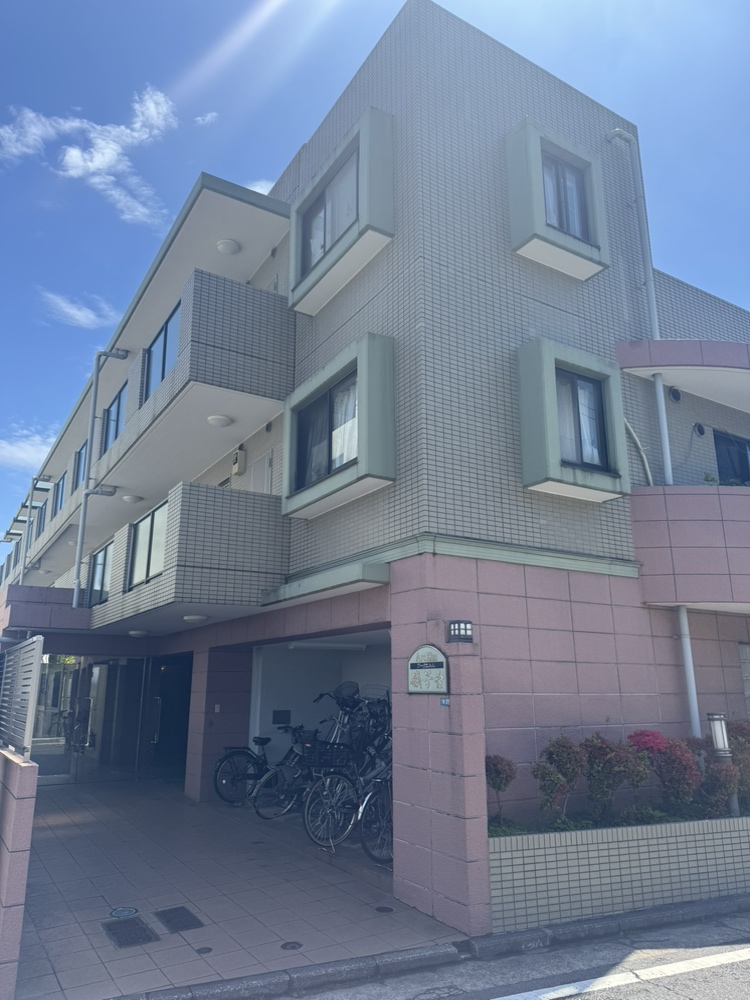 【現地外観写真】JR根岸線「磯子」駅まで徒歩8分の立地。買い物施設や教育施設が徒歩圏内に充実しており、幅広い世代に暮らしやすいロケーションも魅力です。