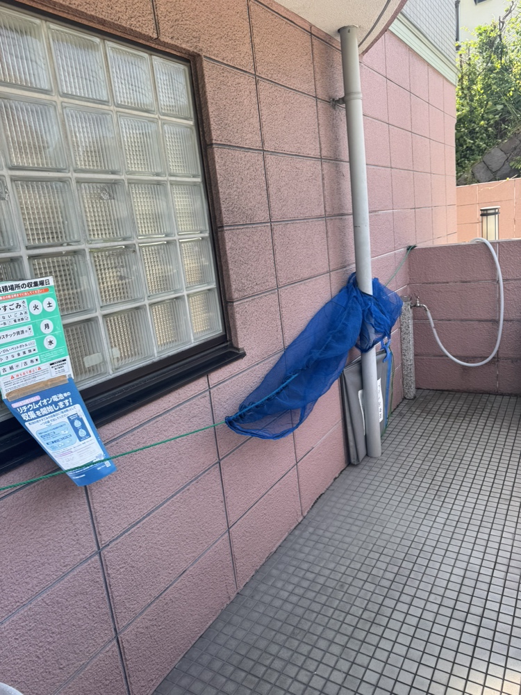 【ゴミ集積所】カラスなどが入ってゴミを散らかさないように、ネットが設置されています。