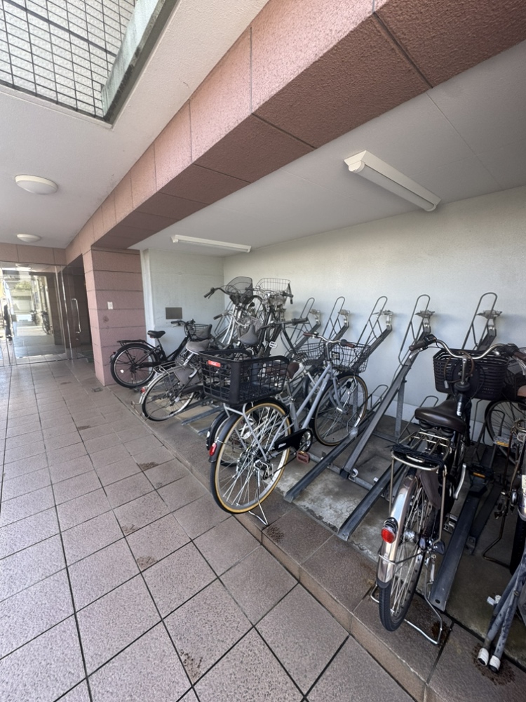 【駐輪場】自転車同士の接触による転倒リスクが軽減される、ラック付きの駐輪場が設置されています。最新の空き状況はお問い合わせください。