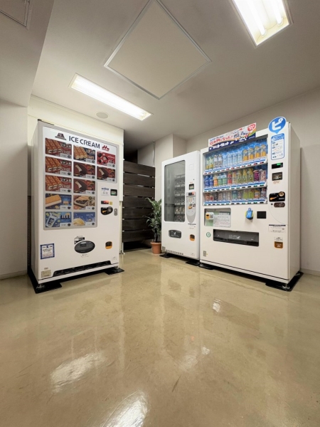 お菓子やアイスの自販機もございます！