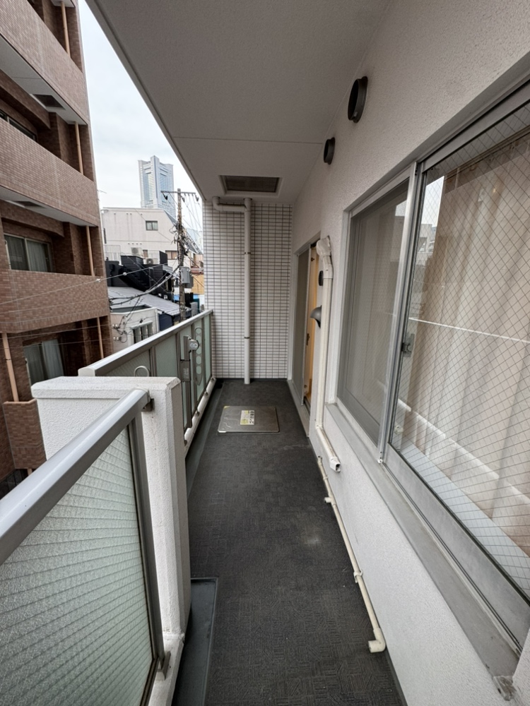 【バルコニー】2部屋にまたがる横幅のあるバルコニーが設置されています。高さ調節が可能な、物干し金物が備え付けられています。