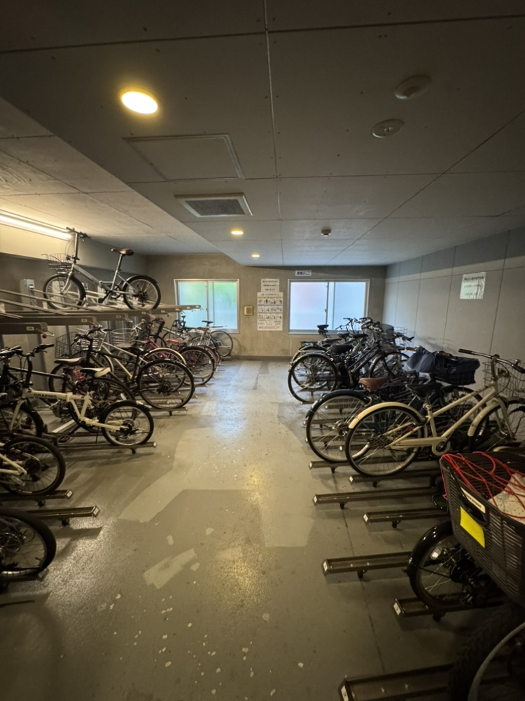 【駐輪場】雨風の影響を受けにくく、乗り降りがしやすい屋内型の駐輪場です。最新の空き状況はお問い合わせください。