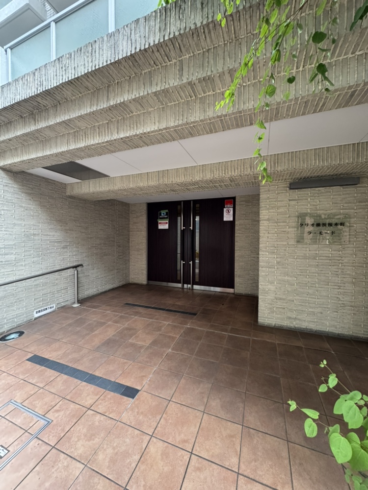【エントランス】マンション入口付近には屋根がありますので、傘をさして帰ってきた際、慌てずに傘を閉じることができます。