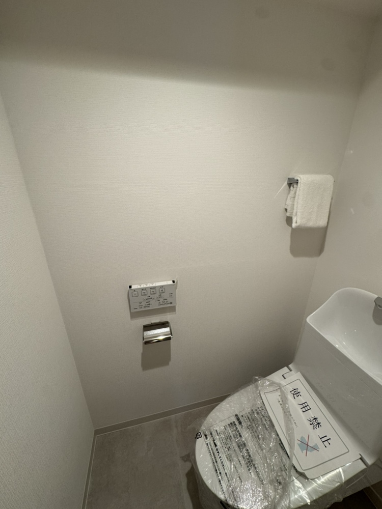 【トイレ】毎日快適にお使いいただける、温水洗浄便座付きのトイレです。手洗い器一体型のため、すぐに手が洗えて衛生面にも配慮できます。ホワイトを基調としたシンプルな内装です。