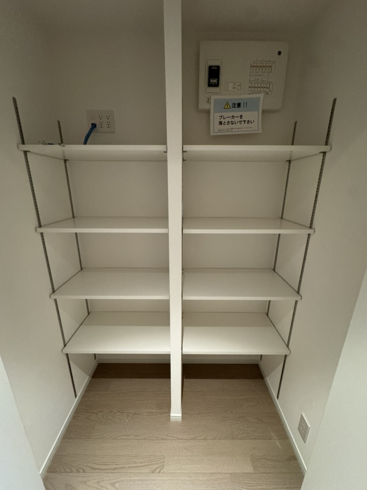 【収納】廊下には収納スペースが設けられています。生活用品や家族共用の物を仕舞えるため、住空間をすっきりと保つことができます。