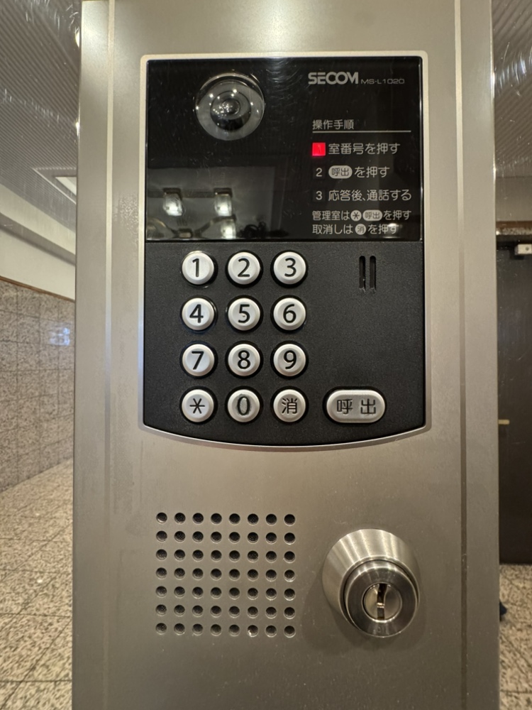 【オートロック】居住者以外の不要な侵入を抑制できる、オートロックが採用されています。訪問者の対応もインターホン越しに行えるため、対面の手間や不安を軽減できます。
