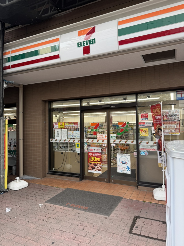 【セブンイレブン横浜大田町3丁目店】徒歩1分。マンションの建物内にあるため、何かちょこっと買い出しに行きたいときや、飲み物だけサッと買いたいときに便利です。