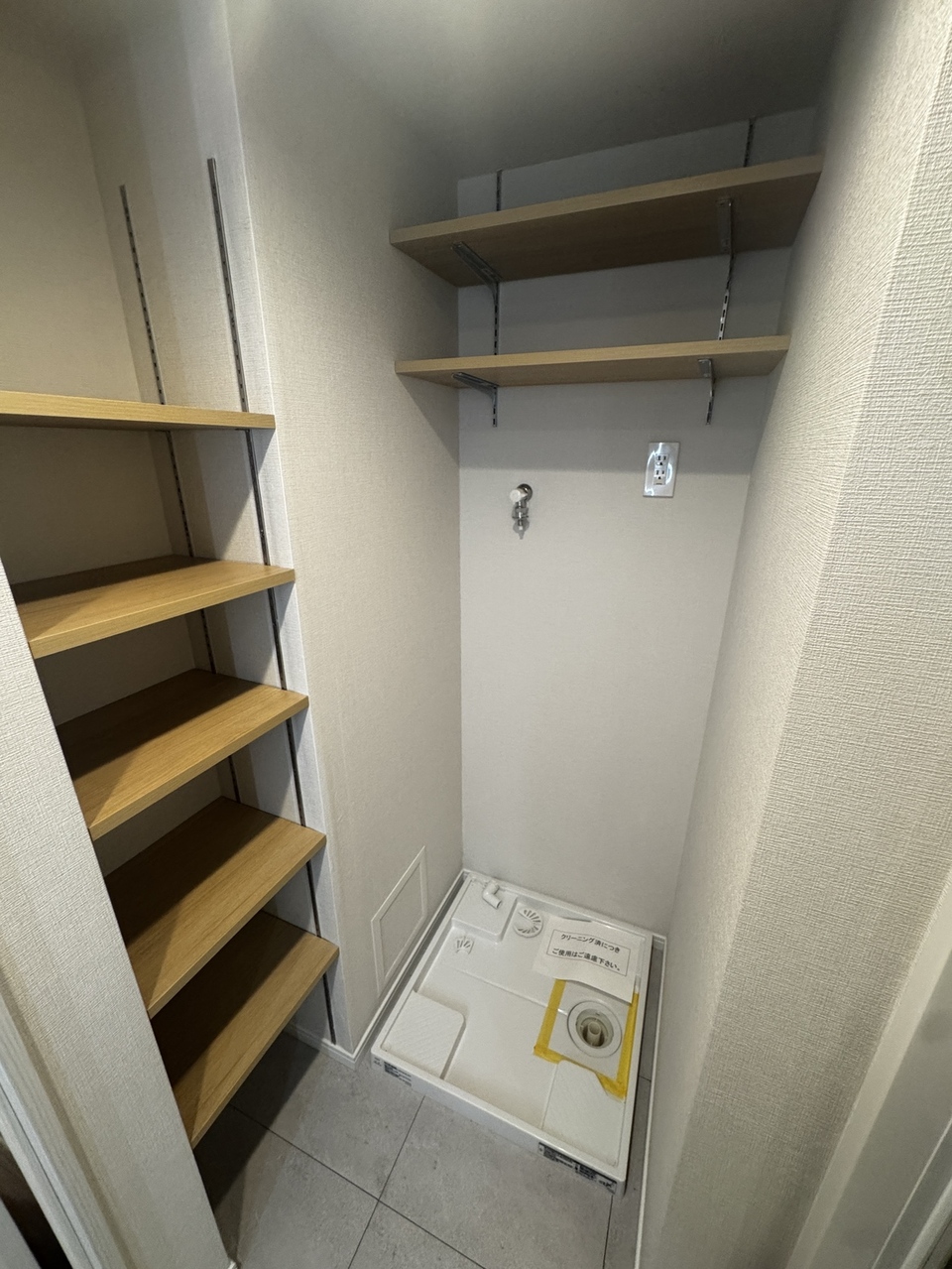 【洗面所】洗面所内に造作棚が設けられているので、洗濯用品やリネン類をすっきりと仕舞えそうです。収納する物に合わせて棚板の高さを調節できる仕様です。