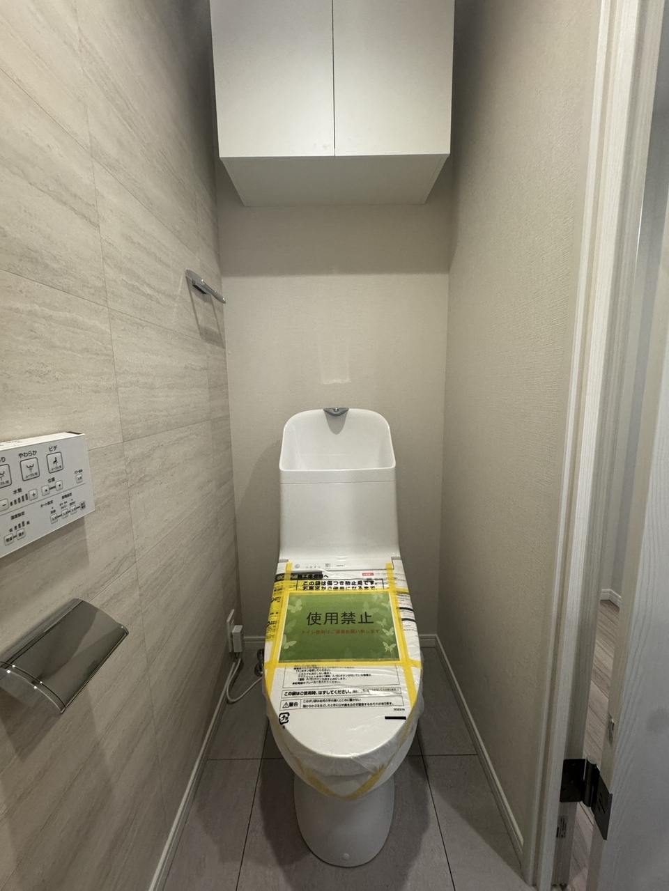 【トイレ】寒い季節も快適に使える温水洗浄便座付きのトイレです。背面上部に吊戸棚があり、衛生用品や掃除道具などを収納できます。
