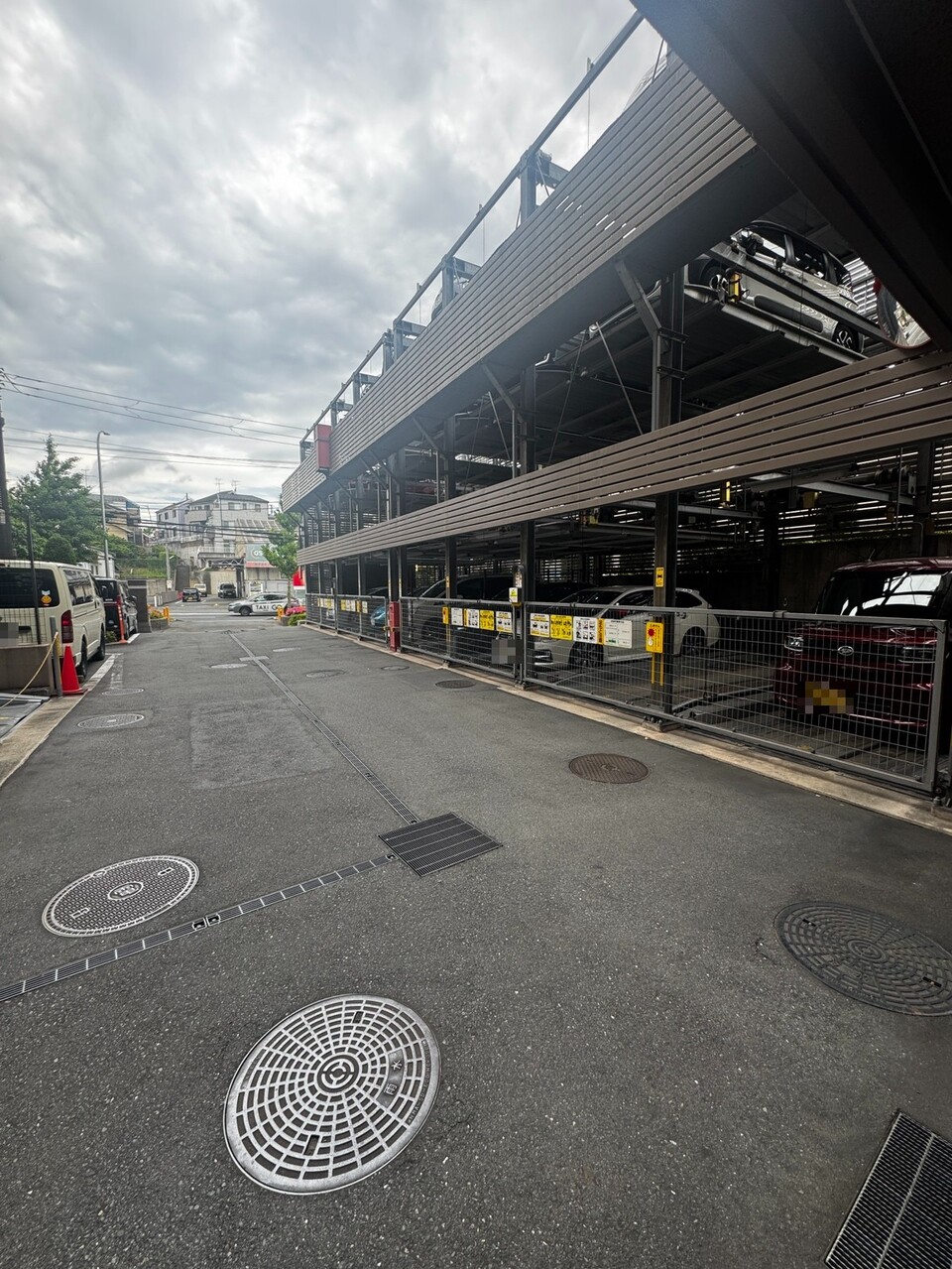 【駐車場】敷地内に設置された機械式駐車場。駐車可能な車両サイズはご確認ください。