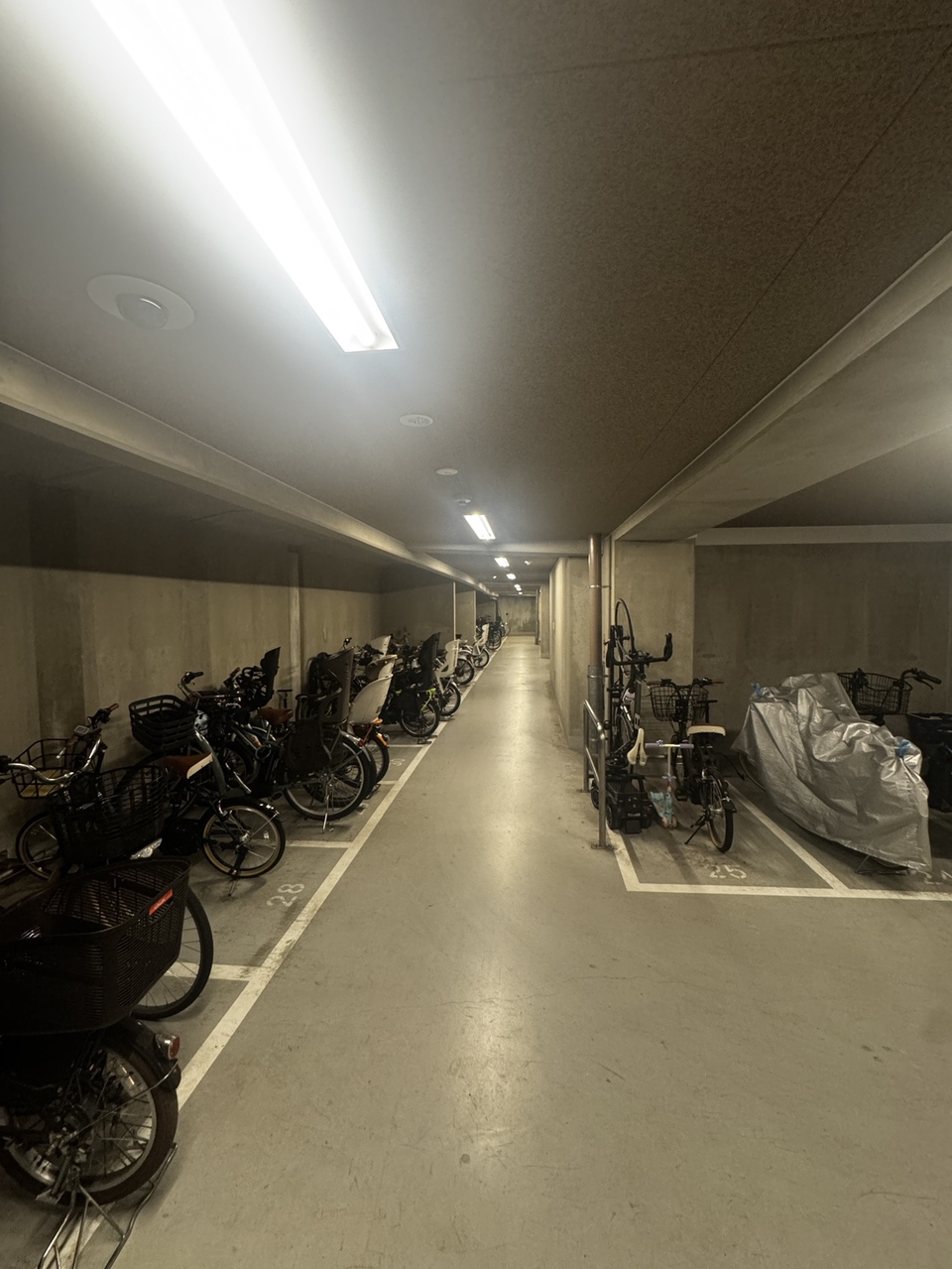 【駐輪場】屋内型の駐輪場。自転車を雨風に晒さずに保管できます。平面タイプなので、出し入れがしやすそうです。月額使用料や最新の空き状況などはご確認ください。