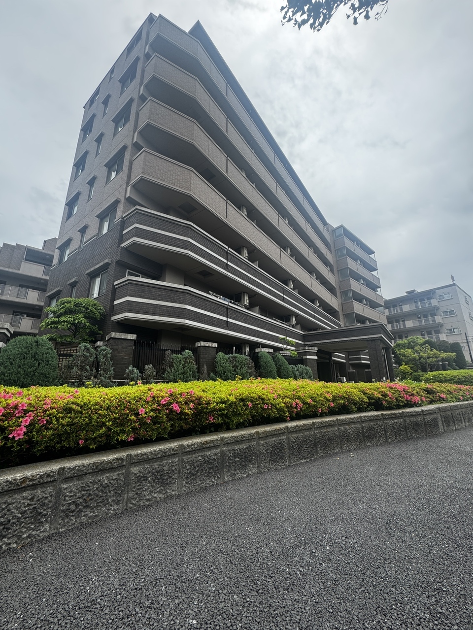 【現地外観写真】最寄りのスーパーまで徒歩5分の便利な立地。大切なペットと暮らせるマンションです(規約制限有り)。ぜひ、ご検討くださいませ。
