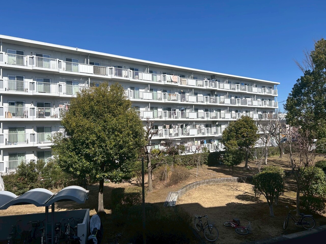 【厚木岡田団地 4号棟】地上5階建て2階部分。専有面積68.62㎡の「3LDK」住戸です。リフォーム後のお引渡しのため、清潔な状態で新生活を始められます。