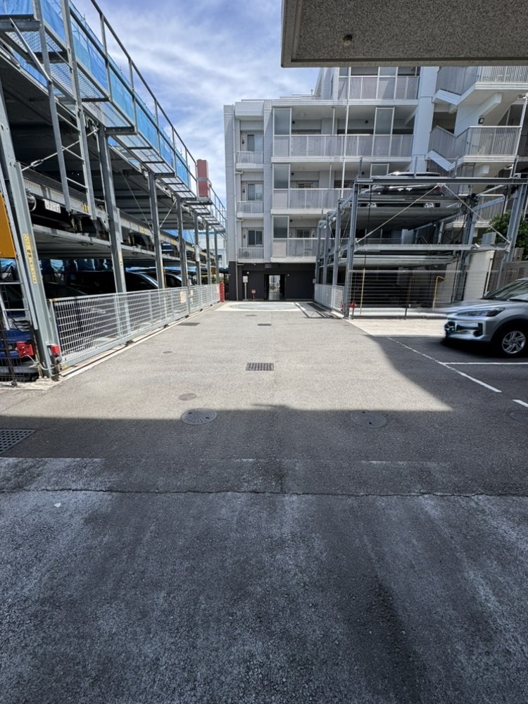 敷地内駐車場。最新の空き状況はお問い合わせください。