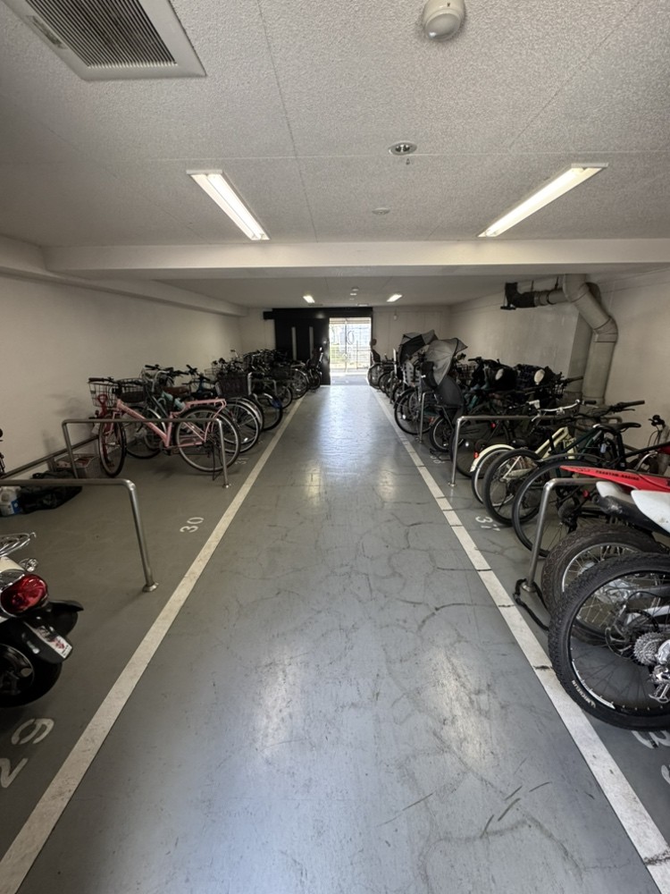 1世帯1区画使用可能なサイクルポート。バイクの駐輪も可能です。