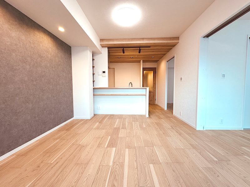 【リビング】扉を広げ隣接するお部屋と繋げてゆとりあるLDKとしてご利用可能です♪