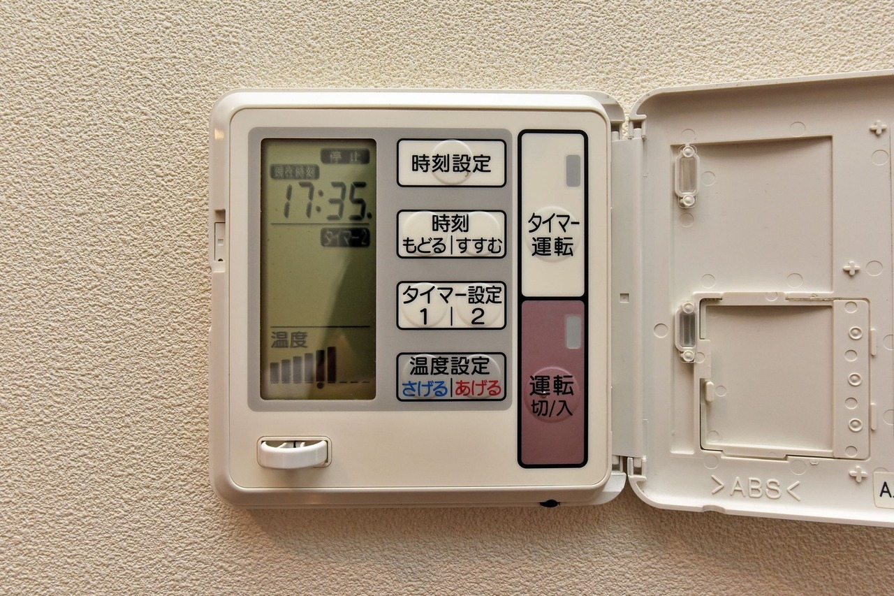 足元からお部屋全体を暖める床暖房付きです！
