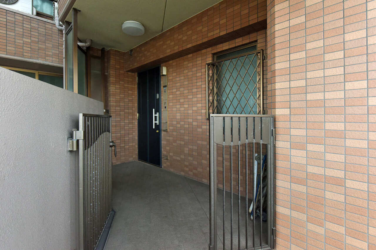 プライバシーに配慮した門扉付き専用ポーチ付き。
