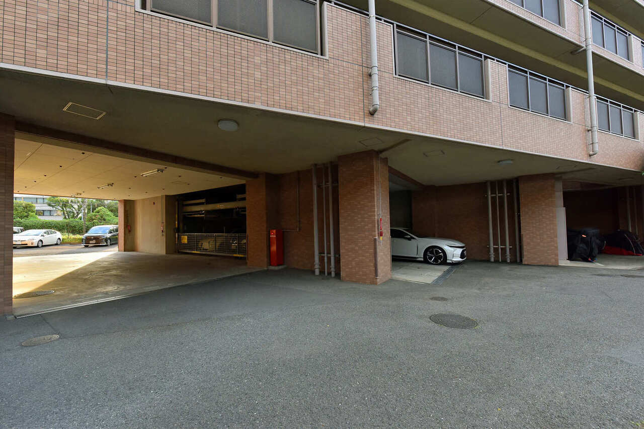 敷地内駐車場。最新の空き状況はお問い合わせください。