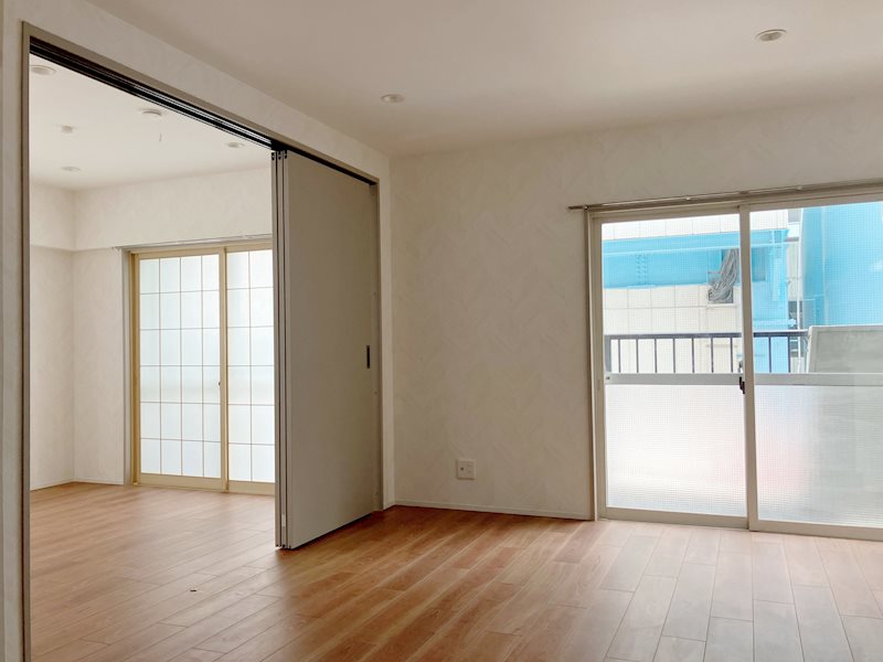 【ダイニング】隣接した4.08帖の洋室を解放すると広々空間に。リビングから目が届く場所なので、お子・・・