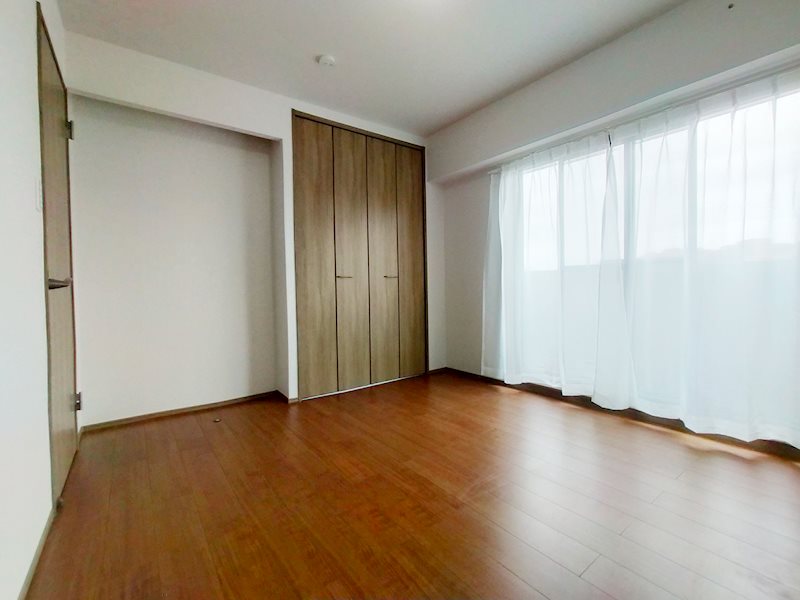 【洋室　約6.5帖】部屋ごとに設けた収納は住みやすさへのこだわり。ご家族の思い出も大切にしまって・・・