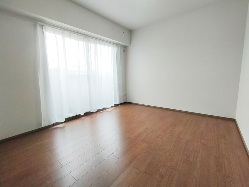 【洋室　約6.5帖】部屋ごとに設けた収納は住みやすさへのこだわり。ご家族の思い出も大切にしまって・・・