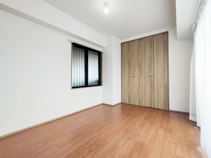 【洋室　約6.0帖】部屋ごとに設けた収納は住みやすさへのこだわり。ご家族の思い出も大切にしまって・・・