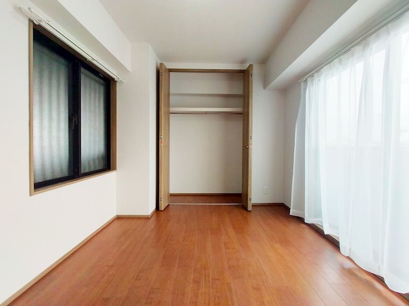 【洋室　約6.0帖】部屋ごとに設けた収納は住みやすさへのこだわり。ご家族の思い出も大切にしまって・・・