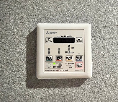 浴室換気乾燥暖房機能付きで、雨の日でも洗濯物をカラっと乾かせます。
