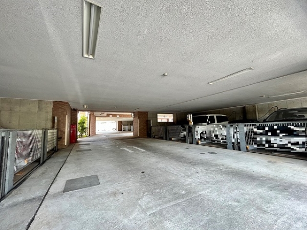 屋根のついた駐車場もございます