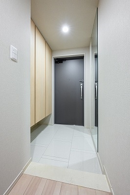 お出かけ前に便利な姿見鏡がある玄関！