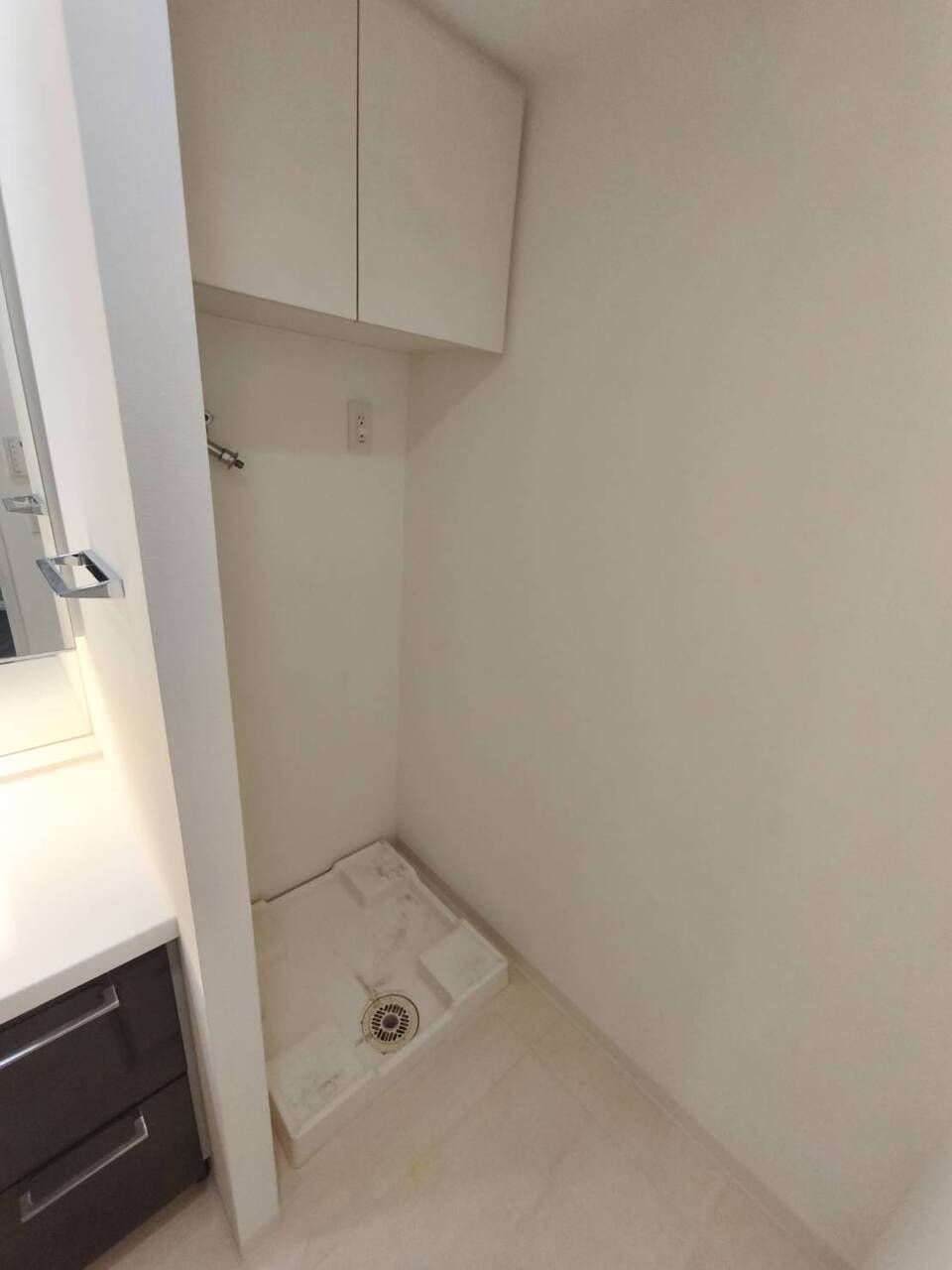【洗濯機置場】室内に洗濯機置場が確保されています。上部には収納棚があり、タオルや洗剤などをすっきりと収納することができます。