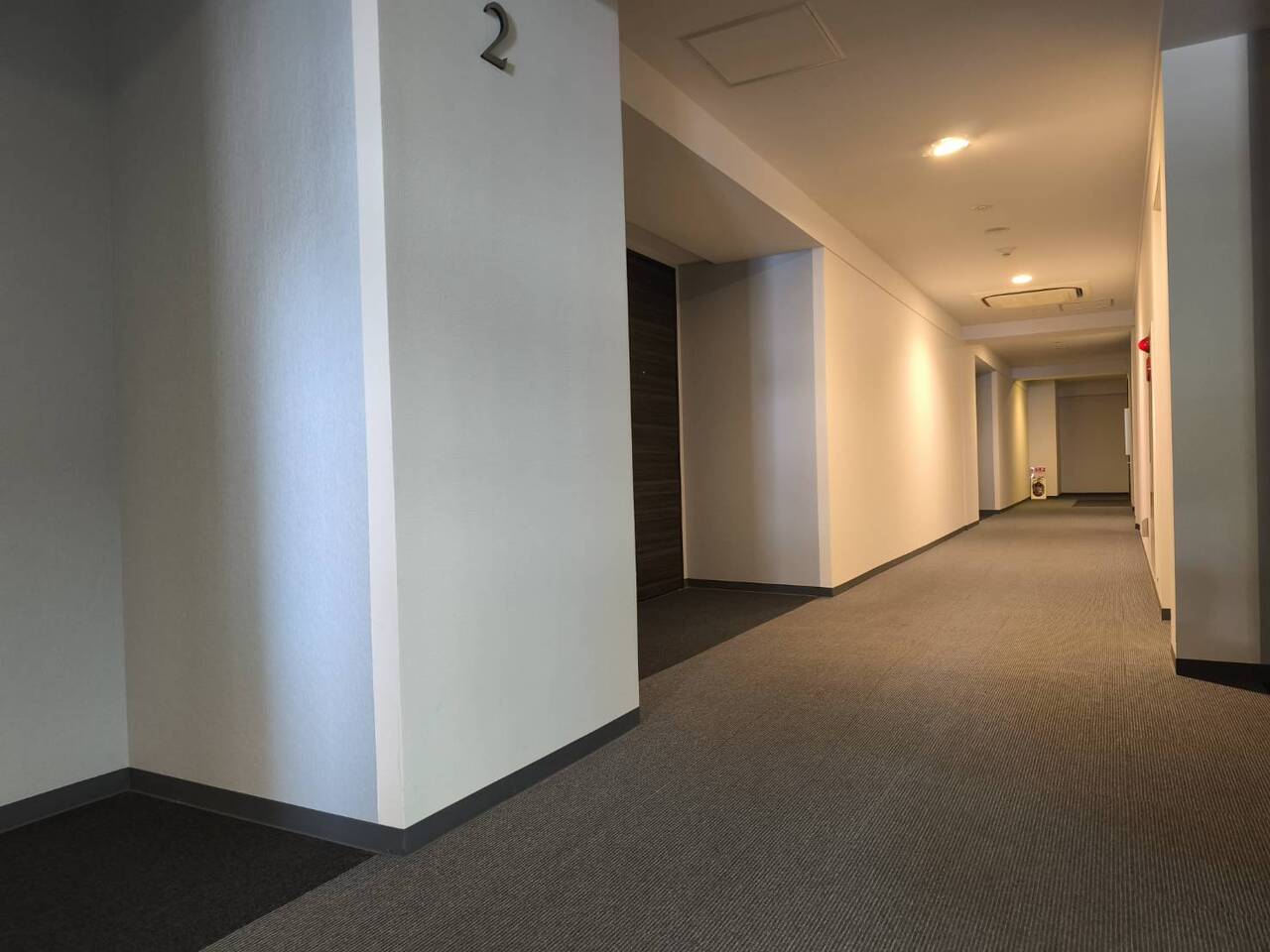 【内廊下】内廊下が採用されたマンションです。外部からの視線が遮られ、プライバシーが守られています。雨の日にも快適に玄関まで移動できます。