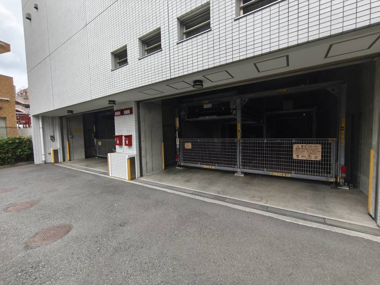 【駐車場】マンションの敷地内に駐車場が設けられています。空き状況や利用料金につきましては、お気軽にお問合せください。
