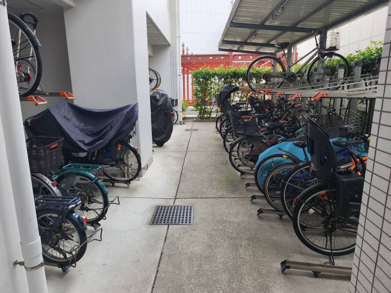 【駐輪場】敷地内に駐輪場が設けられています。屋根付きなので、雨や風から自転車を守ることができます。2段式サイクルラックが採用されています。
