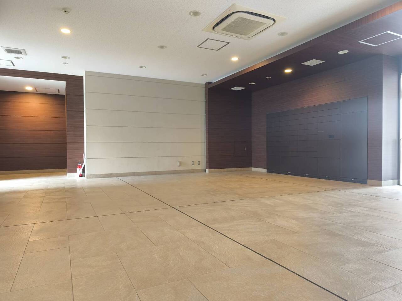 【エントランス】ダウンライトが採用された、すっきりとしたエントランスです。落ち着いた広々とした空間なので、待ち合わせなどにも利用できそうです。