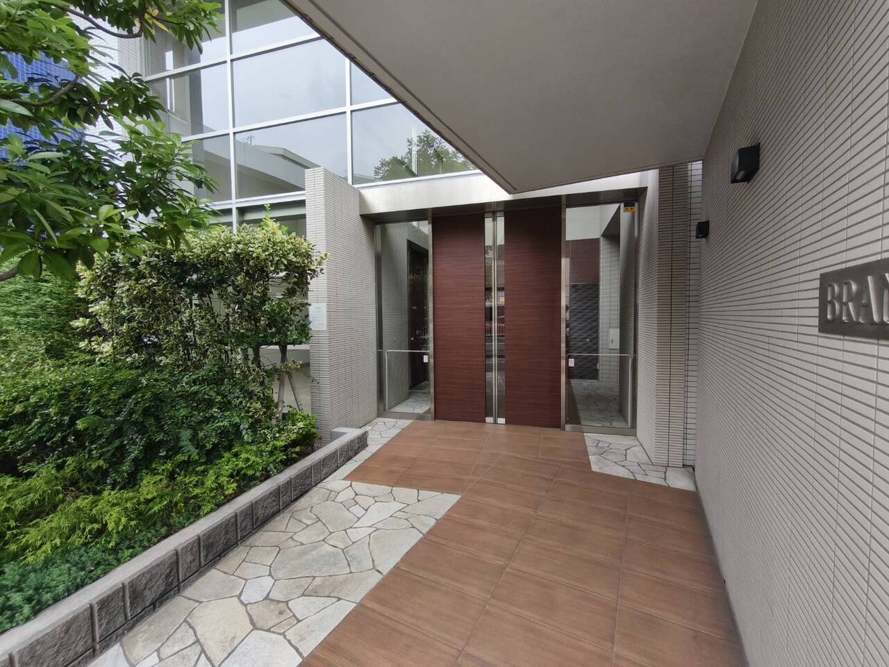 【エントランス】エントランスの外側には屋根があります。雨の日にも慌てずに傘をさすことができそうです。24時間ゴミ出し可能なマンションです。