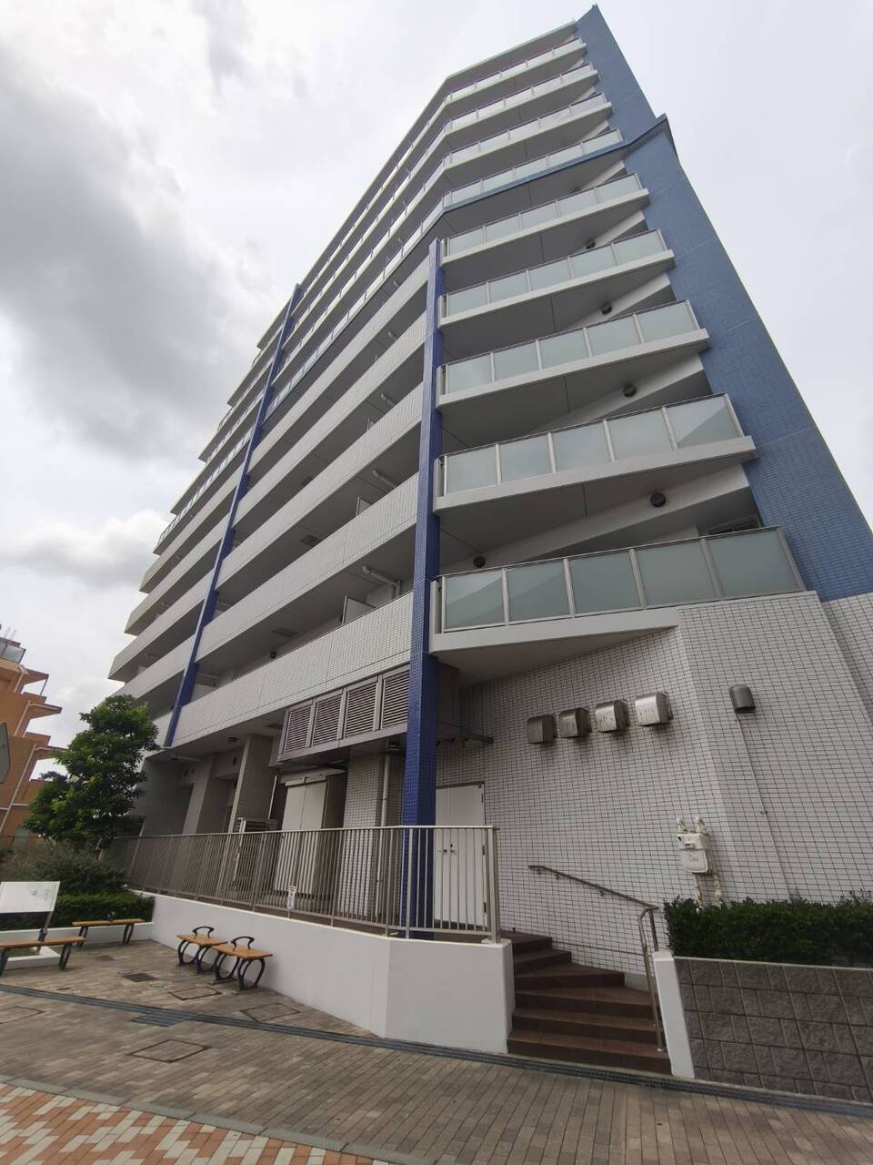 【現地外観写真】大切なペットと暮らせるマンションです(細則有り)。スーパーやコンビニも徒歩2分圏内に揃う暮らしやすい住環境です。