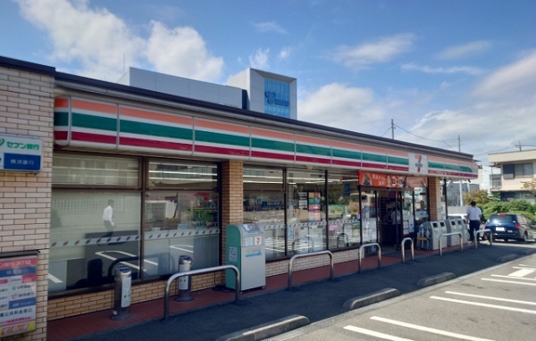 セブンイレブン横浜川和町店 約330m(徒歩5分)
