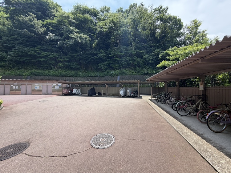 ゆとりある敷地で自転車の乗り入れも安心です。