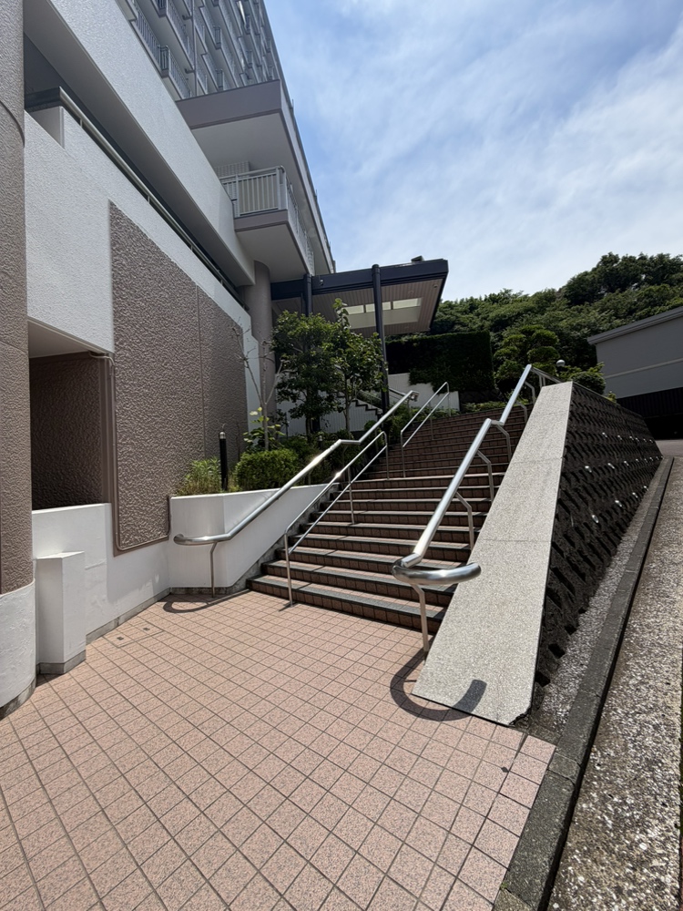 コンビニやスーパーが徒歩圏内にございます。