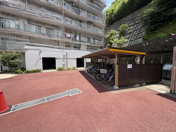 雨の日にも安心の屋根付き自転車置き場です。最新の空き状況はご確認ください。