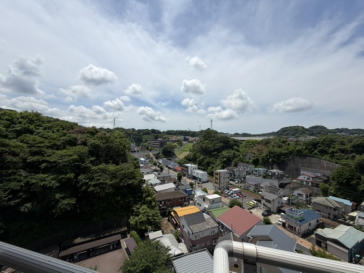 前面に建物がなく、開放的な眺望が広がります。