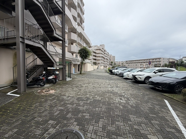 ゆとりある広さの駐車場。最新の空き状況はお問い合わせください！