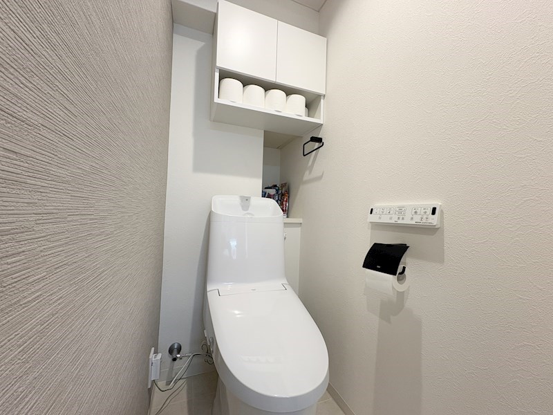 【トイレ】収納棚付きで使いやすい仕様。温水洗浄便座で快適にお使いいただけます。