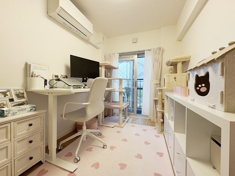 【洋室　約4.5帖】バルコニーに面した明るいお部屋。子供部屋にも嬉しい全居室収納スペース
