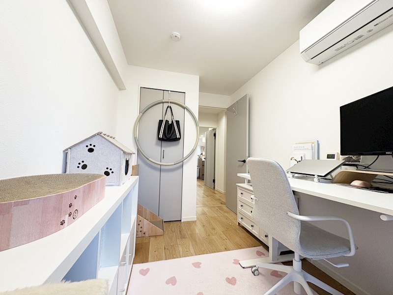 【洋室　約4.5帖】バルコニーに面した明るいお部屋。子供部屋にも嬉しい全居室収納スペース