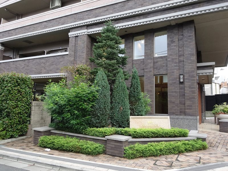 温かみを感じられるブラウンタイルを用いた、重厚感のあるエントランスが特徴です。